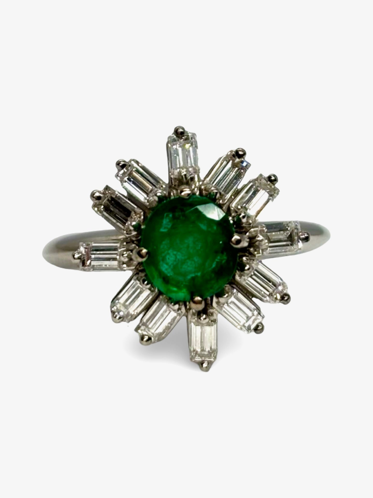 Bague en or blanc 18 carats ornée d’une émeraude de 1 carat et de diamants totalisant 0,60 carat. Ce bijou raffiné séduit par l’intensité du vert profond de l’émeraude, sublimée par l’éclat lumineux des diamants. Élégante et intemporelle, cette bague précieuse apporte une touche de sophistication à toutes les occasions, entre luxe discret et charme exceptionnel.
