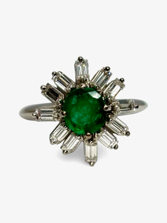 Bague en or blanc 18 carats ornée d’une émeraude de 1 carat et de diamants totalisant 0,60 carat. Ce bijou raffiné séduit par l’intensité du vert profond de l’émeraude, sublimée par l’éclat lumineux des diamants. Élégante et intemporelle, cette bague précieuse apporte une touche de sophistication à toutes les occasions, entre luxe discret et charme exceptionnel.