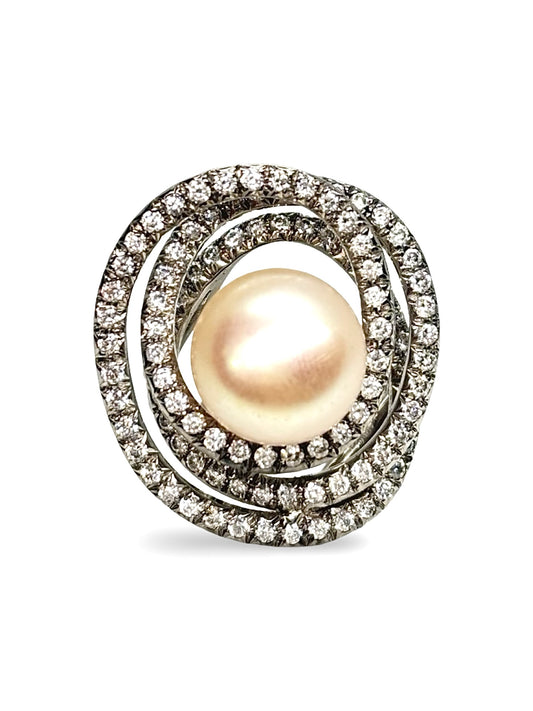 Bague en or blanc 18 carats mettant en valeur une perle élégante accompagnée de diamants totalisant 1 carat. L’association de la douceur nacrée de la perle et de l’éclat des diamants crée un bijou raffiné et intemporel. Cette bague de joaillerie séduit par son style sophistiqué, idéal pour une occasion spéciale ou pour enrichir une collection de bijoux précieux.
