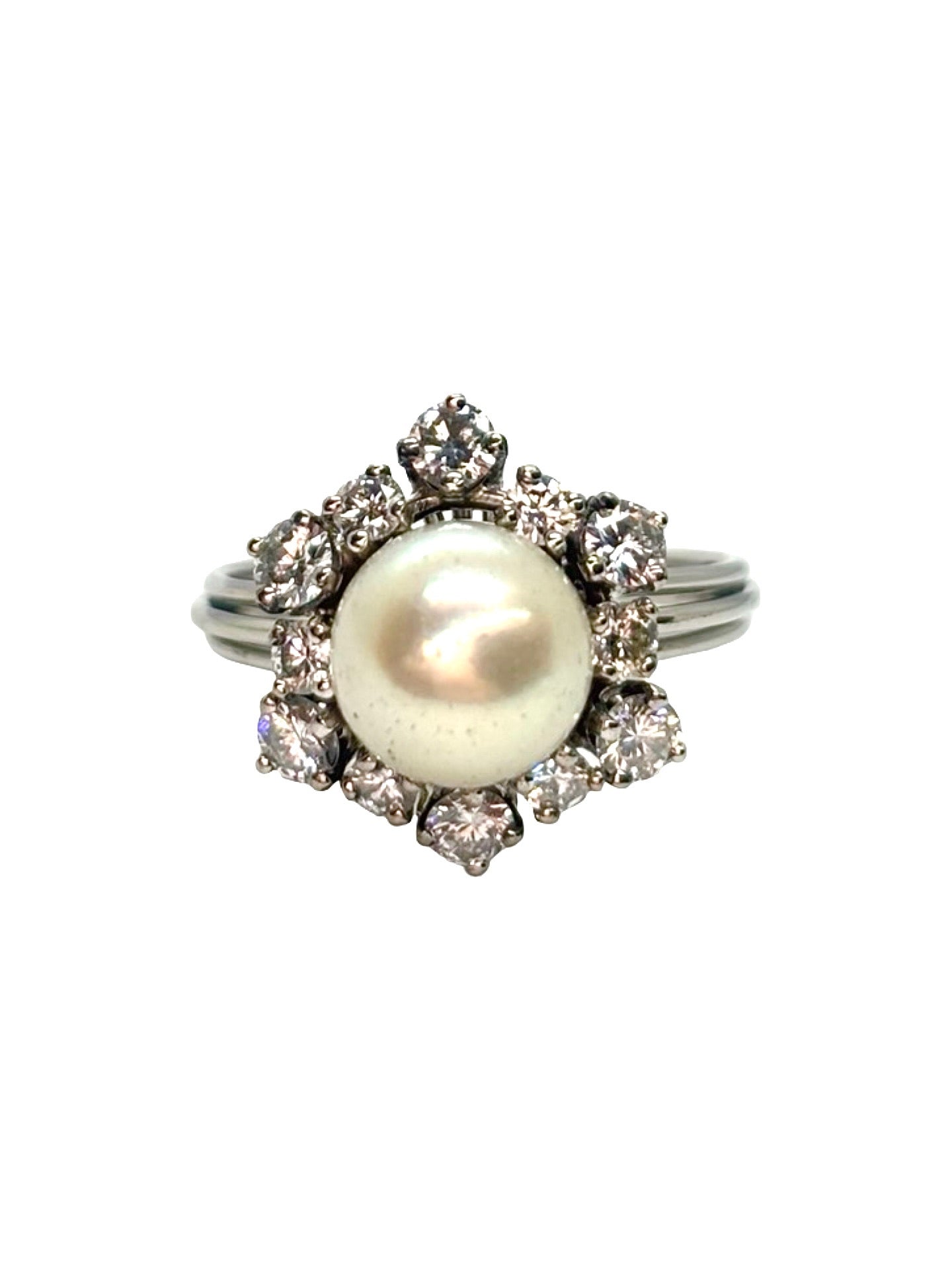 Bague en or blanc 18K sertie d’une perle naturelle élégante et de diamants totalisant 0,90 carat. Un bijou raffiné au design intemporel, alliant l’éclat des diamants à la douceur nacrée de la perle. Monture délicate en or blanc poli, idéale pour sublimer la main avec élégance et sophistication. Pièce de joaillerie précieuse, parfaite pour une occasion spéciale ou une collection haut de gamme.
