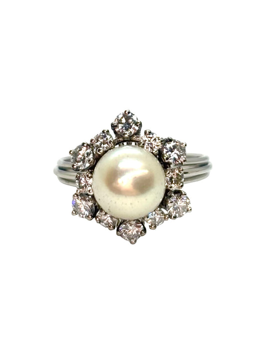 Bague en or blanc 18K sertie d’une perle naturelle élégante et de diamants totalisant 0,90 carat. Un bijou raffiné au design intemporel, alliant l’éclat des diamants à la douceur nacrée de la perle. Monture délicate en or blanc poli, idéale pour sublimer la main avec élégance et sophistication. Pièce de joaillerie précieuse, parfaite pour une occasion spéciale ou une collection haut de gamme.
