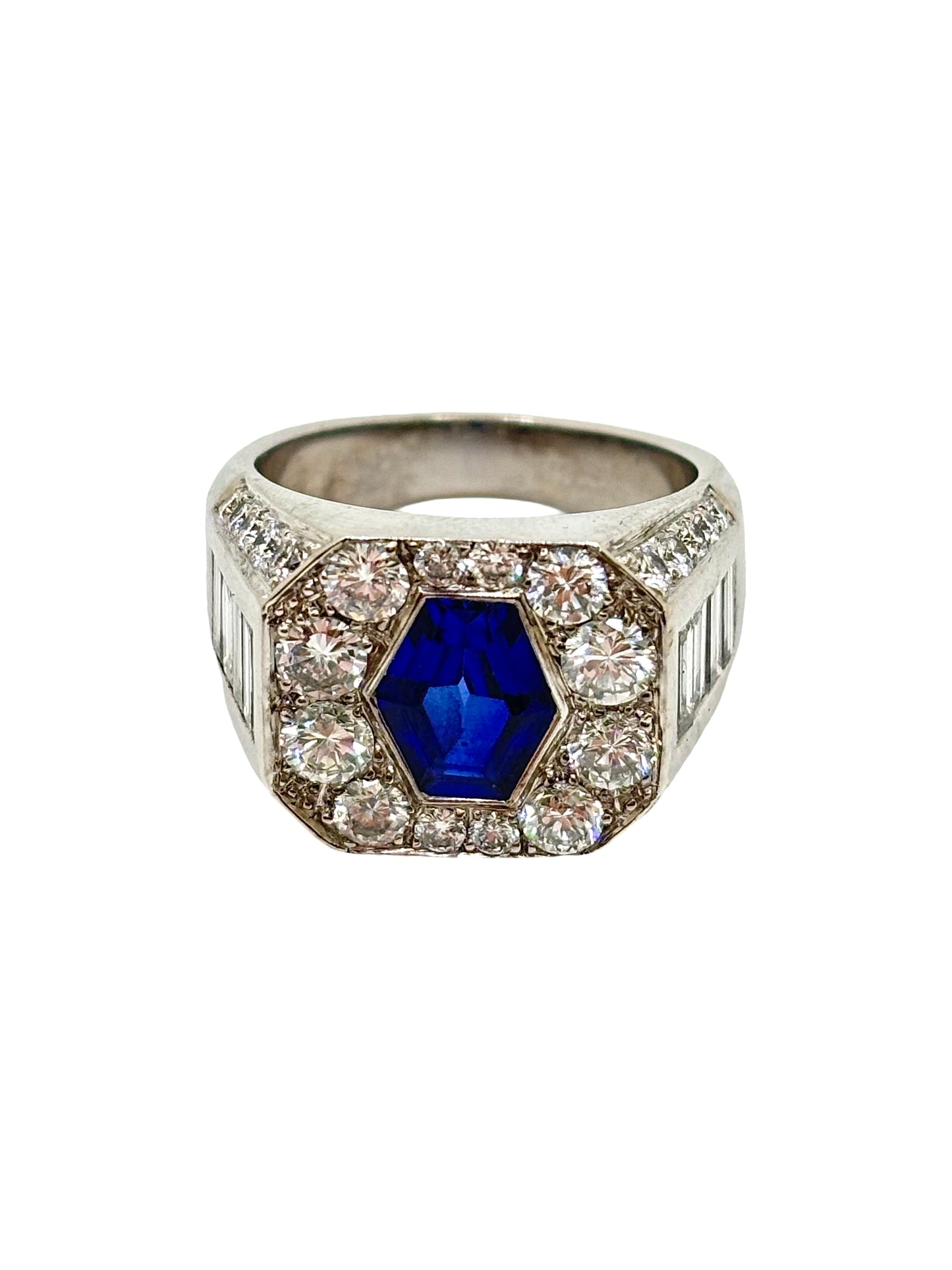 Bague en or blanc 18 carats mettant en valeur un somptueux saphir de 1,5 carat entouré de diamants totalisant 1,88 carat. Ce bijou d’exception séduit par l’intensité du bleu du saphir et l’éclat des diamants. Une création élégante et intemporelle, idéale pour les amateurs de haute joaillerie et de pierres précieuses.