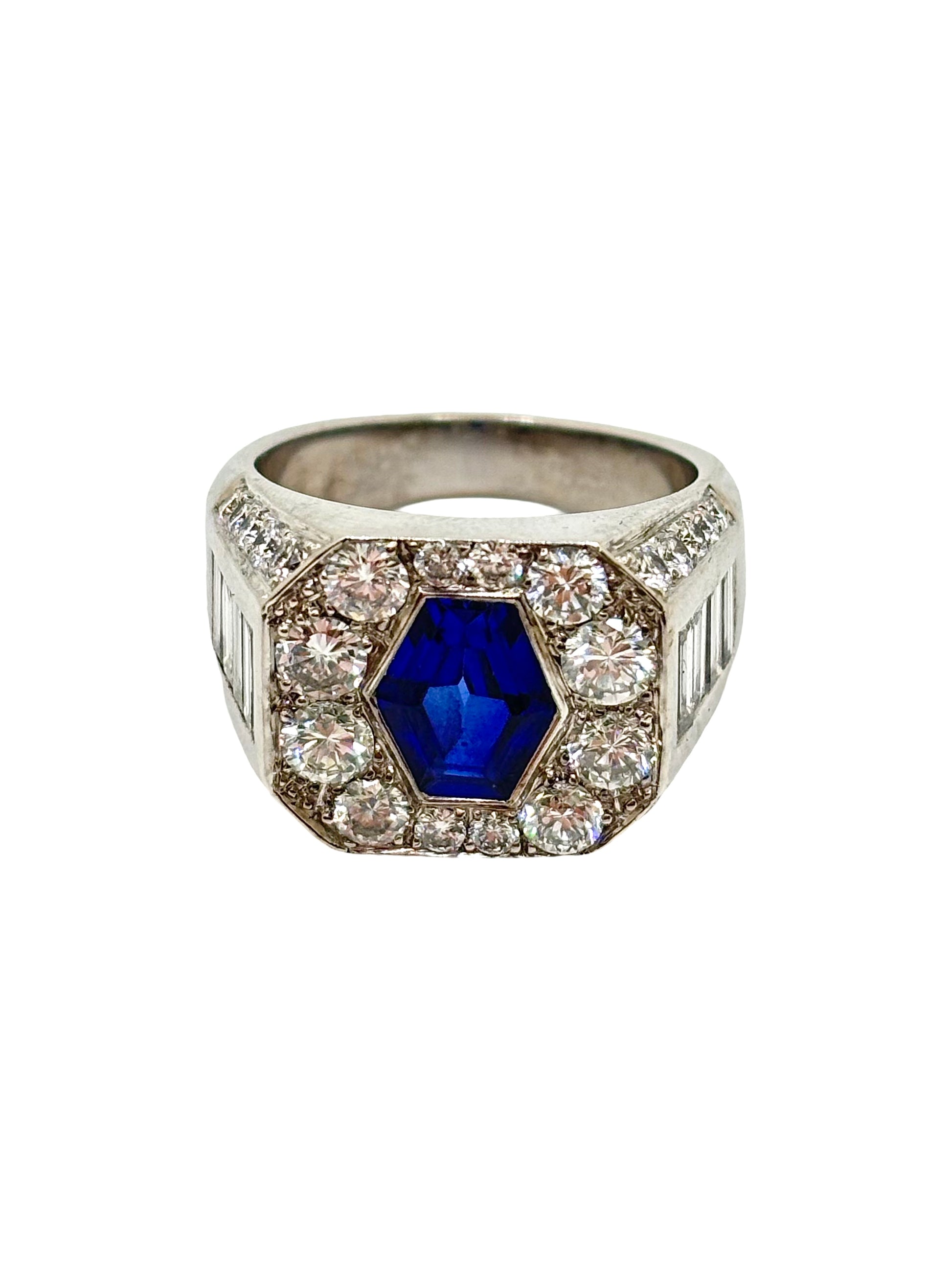 Bague en or blanc 18 carats mettant en valeur un somptueux saphir de 1,5 carat entouré de diamants totalisant 1,88 carat. Ce bijou d’exception séduit par l’intensité du bleu du saphir et l’éclat des diamants. Une création élégante et intemporelle, idéale pour les amateurs de haute joaillerie et de pierres précieuses.