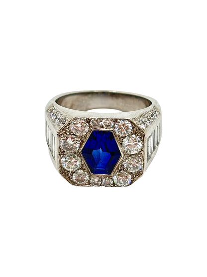 Bague en or blanc 18 carats mettant en valeur un somptueux saphir de 1,5 carat entouré de diamants totalisant 1,88 carat. Ce bijou d’exception séduit par l’intensité du bleu du saphir et l’éclat des diamants. Une création élégante et intemporelle, idéale pour les amateurs de haute joaillerie et de pierres précieuses.