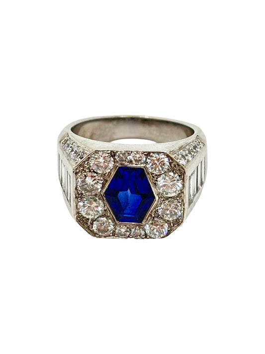 Bague en or blanc 18 carats mettant en valeur un somptueux saphir de 1,5 carat entouré de diamants totalisant 1,88 carat. Ce bijou d’exception séduit par l’intensité du bleu du saphir et l’éclat des diamants. Une création élégante et intemporelle, idéale pour les amateurs de haute joaillerie et de pierres précieuses.