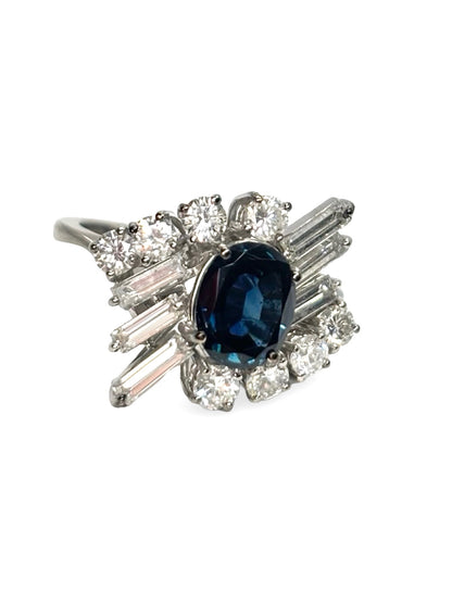 Bague en or blanc 18 carats sertie d’un saphir central de 1,5 carat sublimé par un entourage de diamants totalisant 1 carat. Ce bijou raffiné associe l’intensité du bleu du saphir à l’éclat des diamants, offrant une allure élégante et intemporelle. Idéale pour une occasion précieuse, elle incarne luxe, brillance et savoir-faire joaillier.