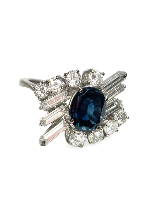 Bague en or blanc 18 carats sertie d’un saphir central de 1,5 carat sublimé par un entourage de diamants totalisant 1 carat. Ce bijou raffiné associe l’intensité du bleu du saphir à l’éclat des diamants, offrant une allure élégante et intemporelle. Idéale pour une occasion précieuse, elle incarne luxe, brillance et savoir-faire joaillier.