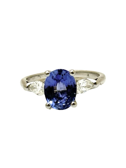 Bague en or blanc 18K sublimée par un magnifique saphir de Ceylan de 2,1 carats, entouré de diamants totalisant 0,38 carat. Cette bague d'exception allie l'éclat intemporel de l'or blanc à la profondeur du saphir naturel et à la brillance des diamants. Idéale comme bague de fiançailles, cadeau précieux ou bijou de luxe, elle séduit par son élégance raffinée et son style intemporel.