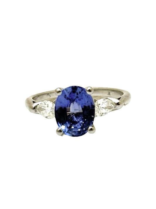 Bague en or blanc 18K sublimée par un magnifique saphir de Ceylan de 2,1 carats, entouré de diamants totalisant 0,38 carat. Cette bague d'exception allie l'éclat intemporel de l'or blanc à la profondeur du saphir naturel et à la brillance des diamants. Idéale comme bague de fiançailles, cadeau précieux ou bijou de luxe, elle séduit par son élégance raffinée et son style intemporel.