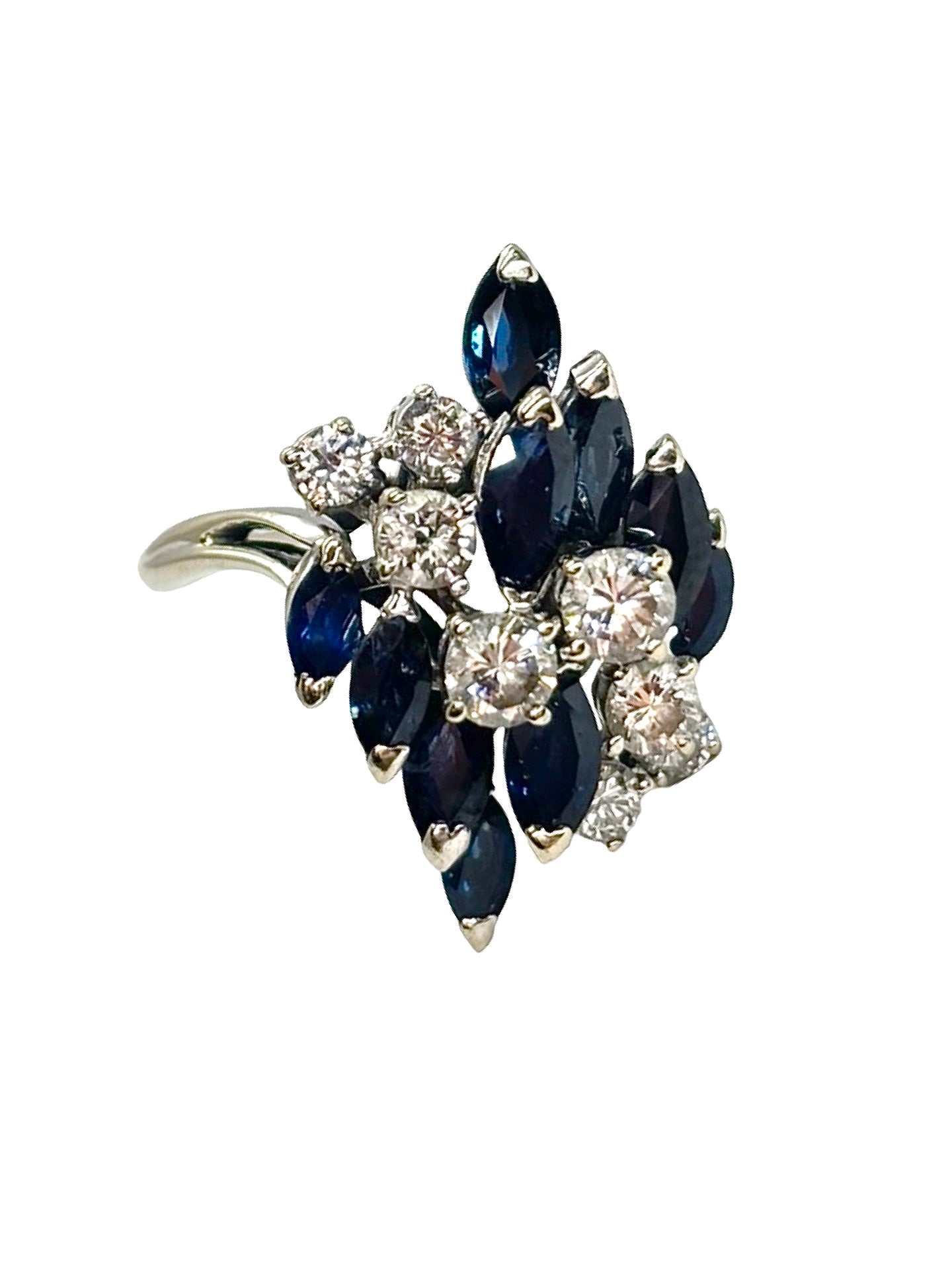 Bague en or blanc 18 carats sertie de saphirs pour un poids total de 0,50 carat et de diamants totalisant 1,20 carat. Ce bijou raffiné séduit par l’intensité profonde des saphirs et l’éclat lumineux des diamants. Élégante et sophistiquée, cette bague précieuse incarne le charme intemporel des bijoux d’exception, idéale pour sublimer une tenue ou enrichir une collection.