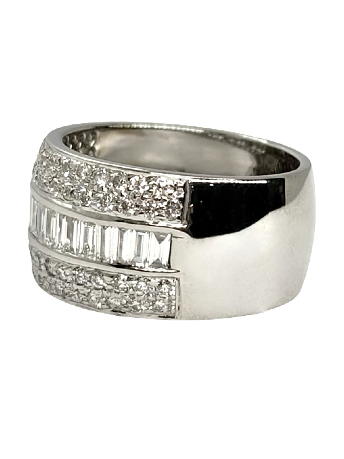 Bague en or blanc 18K sertie de diamants d’un poids total de 1,50 ct. Cette bague de joaillerie élégante séduit par l’éclat de ses diamants et la finesse de son or blanc 18 carats. Son design raffiné en fait un bijou intemporel et sophistiqué, idéal pour sublimer une tenue au quotidien ou lors d’une occasion spéciale. Une pièce précieuse et lumineuse pour les amateurs de bijoux en or blanc et de diamants.