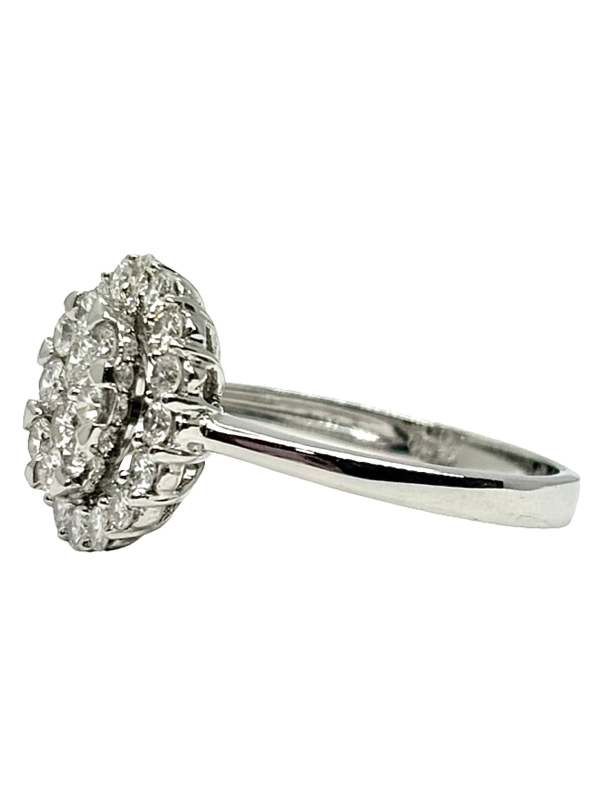 Bague en or blanc 18K sertie de diamants totalisant 1 ct. Cette bague de joaillerie élégante met en valeur l’éclat naturel des diamants sur un anneau en or blanc 18 carats. Son design raffiné et intemporel en fait un bijou précieux idéal pour sublimer une tenue au quotidien ou lors d’une occasion spéciale. Une bague diamant en or blanc 18K alliant élégance, finesse et sophistication.
