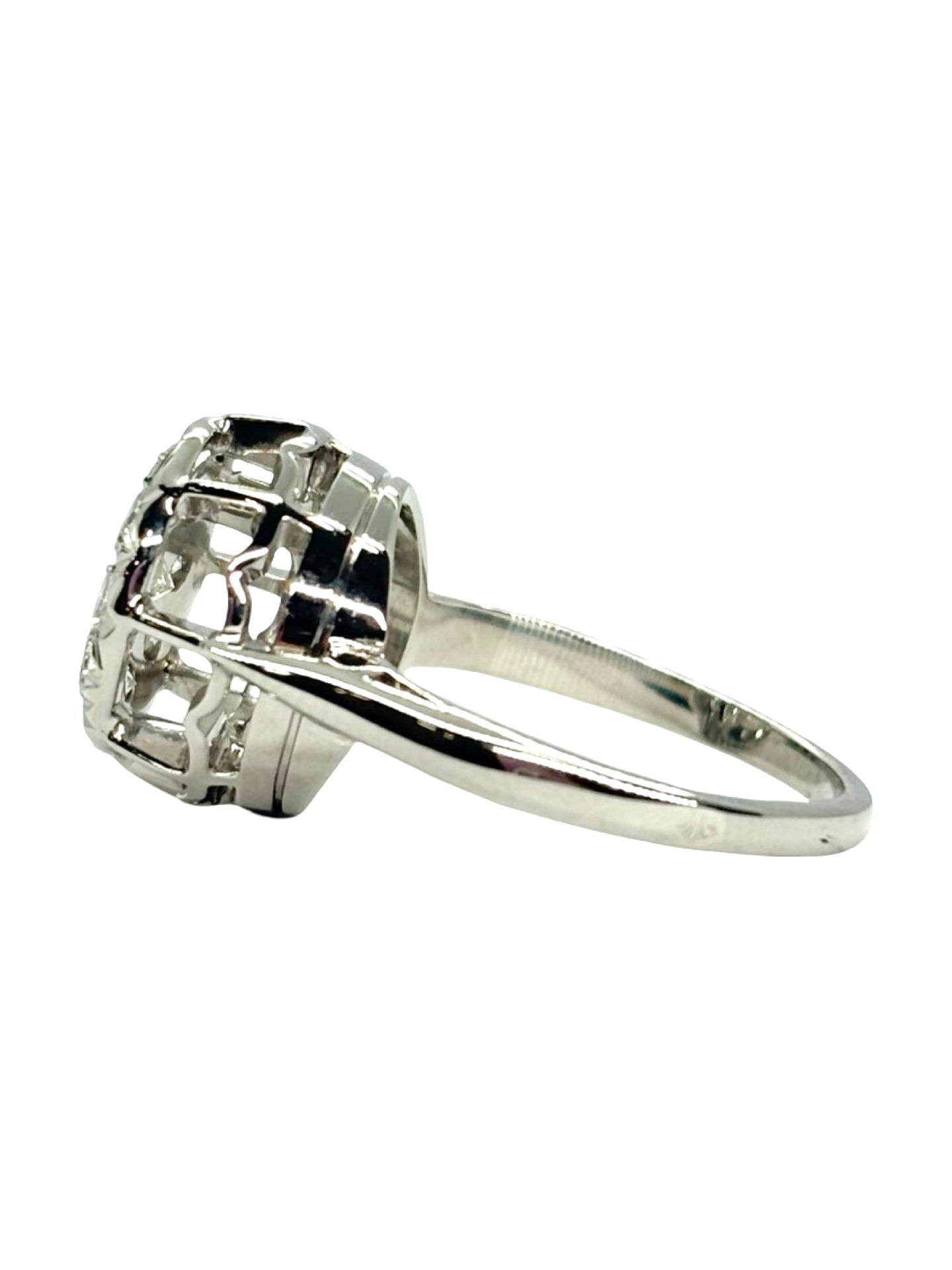 Bague en or blanc 18K sertie de diamants pour un total de 0,60 carat. Cette bague de joaillerie associe la pureté de l’or blanc 18 carats à l’éclat naturel des diamants. Son design raffiné et lumineux apporte une touche d’élégance à la main. Une création précieuse et intemporelle, idéale pour celles et ceux qui recherchent une bague en or blanc ornée de diamants, alliant sophistication, finesse et savoir-faire joaillier.