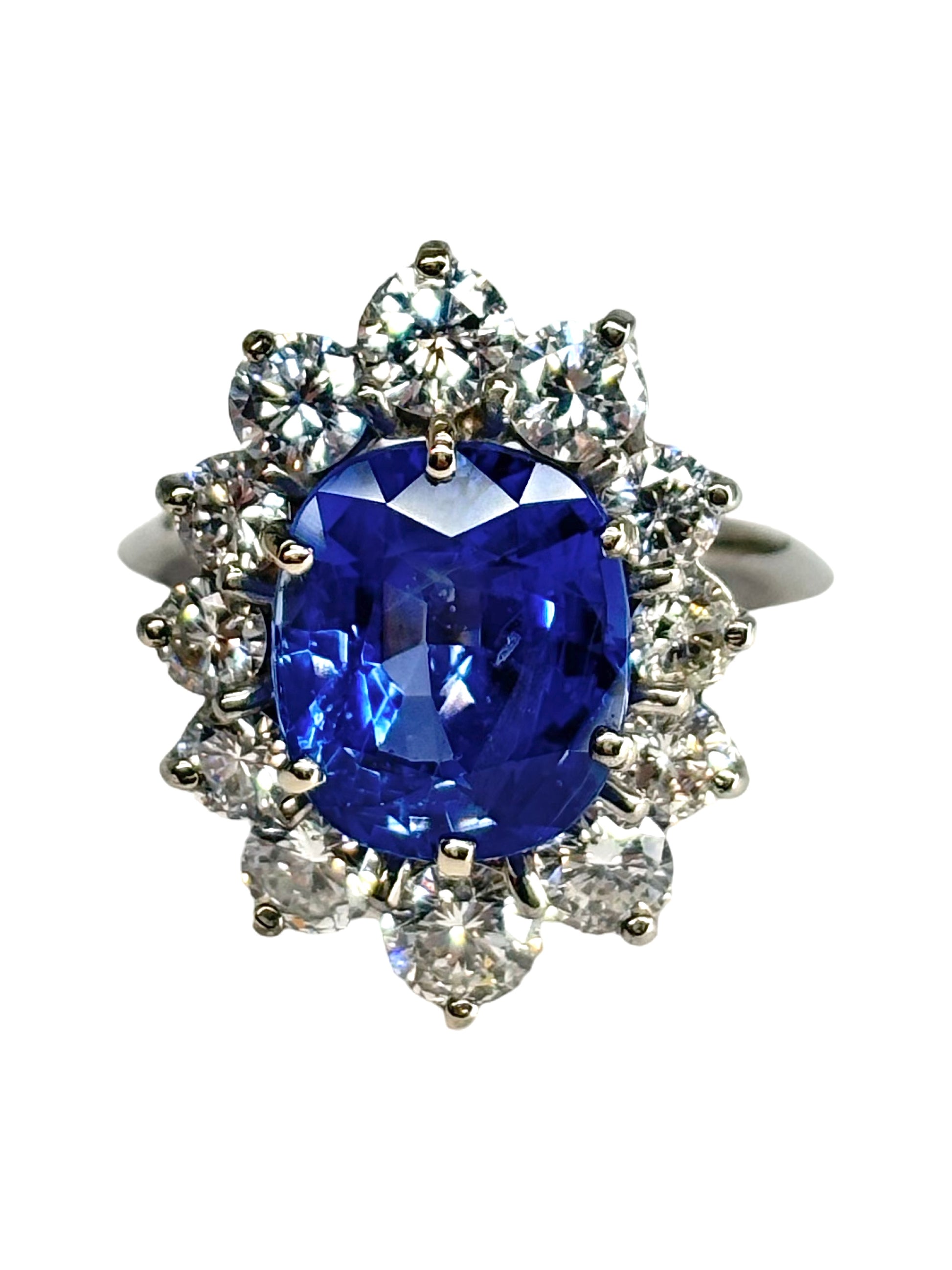 Bague marguerite en or blanc 18K sertie d’un saphir birman non chauffé de 5,58 carats, certifié par le GRS (janvier 2026). Sa couleur bleu profond, intense et veloutée illustre la rareté des saphirs naturels de Birmanie. Il est sublimé par un entourage de diamants naturels totalisant environ 2 carats. Une pièce exceptionnelle, alliant élégance intemporelle, caractère et valeur patrimoniale.