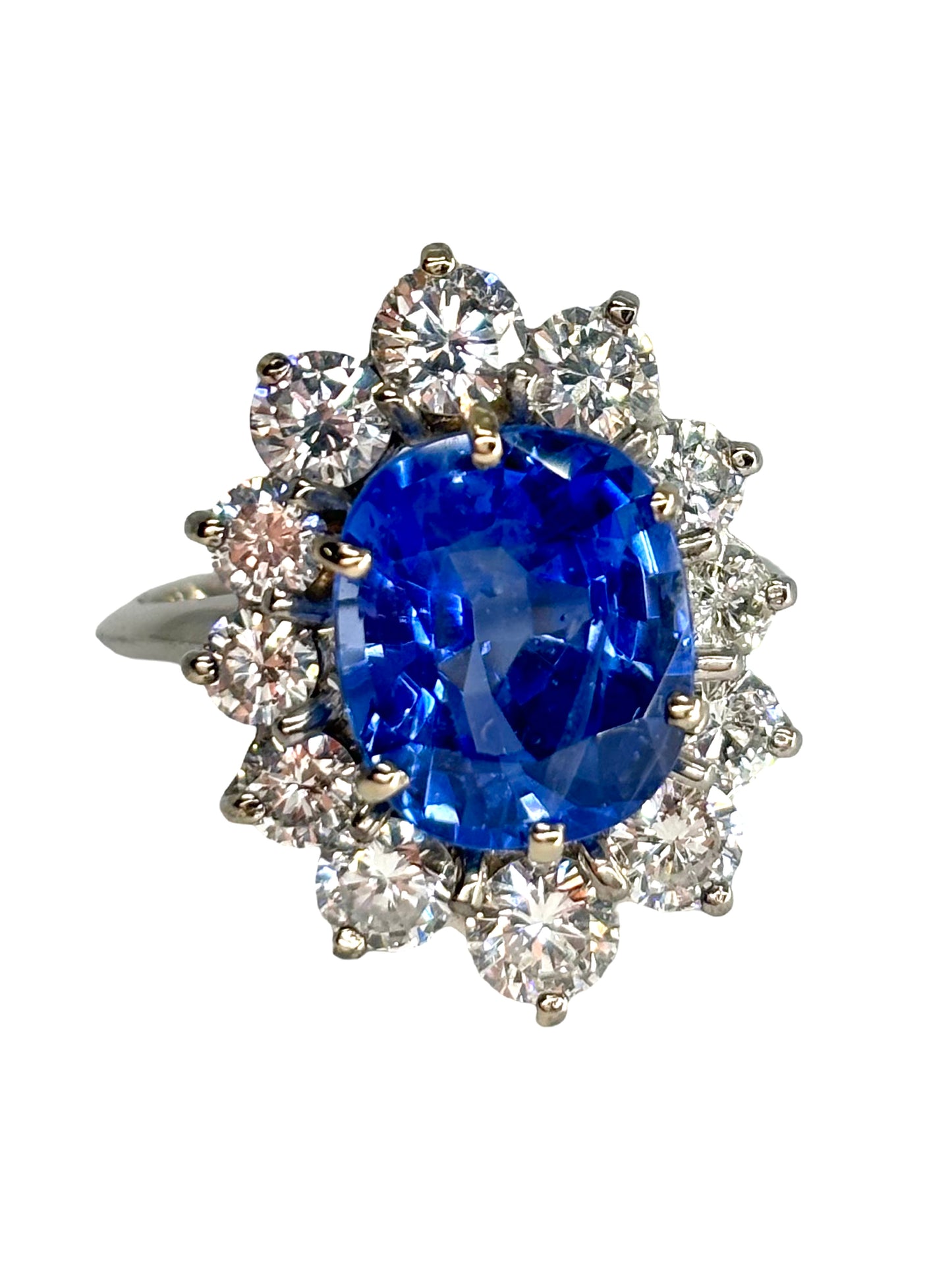 Bague marguerite en or blanc 18K sertie d’un saphir birman non chauffé de 5,58 carats, certifié par le GRS (janvier 2026). Sa couleur bleu profond, intense et veloutée illustre la rareté des saphirs naturels de Birmanie. Il est sublimé par un entourage de diamants naturels totalisant environ 2 carats. Une pièce exceptionnelle, alliant élégance intemporelle, caractère et valeur patrimoniale.