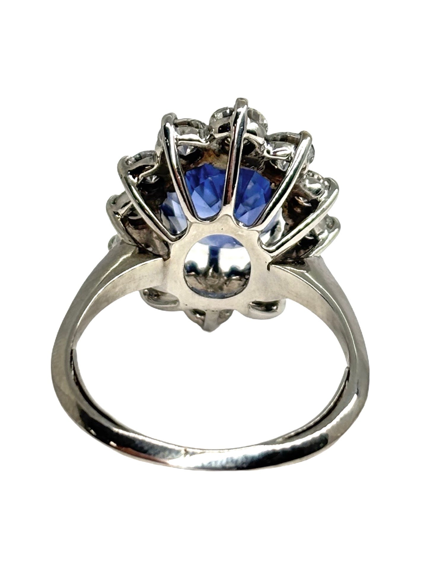 Bague marguerite en or blanc 18K sertie d’un saphir birman non chauffé de 5,58 carats, certifié par le GRS (janvier 2026). Sa couleur bleu profond, intense et veloutée illustre la rareté des saphirs naturels de Birmanie. Il est sublimé par un entourage de diamants naturels totalisant environ 2 carats. Une pièce exceptionnelle, alliant élégance intemporelle, caractère et valeur patrimoniale.