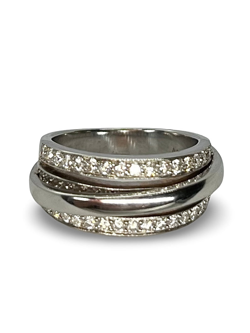 Bague en or blanc 18 carats sertie de diamants d’un poids total de 0,60 carat. Un bijou élégant et raffiné, parfait pour célébrer un moment unique. L’éclat des diamants se marie harmonieusement à la pureté de l’or blanc pour offrir une pièce lumineuse, idéale pour une occasion spéciale ou un cadeau précieux.