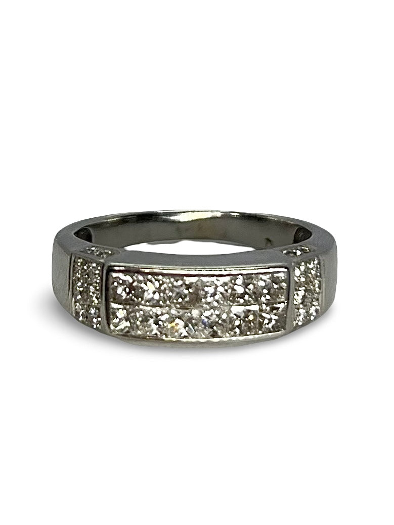 Bague en or blanc 18 carats sertie de diamants pour un poids total de 1 carat. Ce bijou lumineux allie élégance contemporaine et éclat intemporel. Idéale pour une demande en mariage, un anniversaire ou un moment unique, cette bague met en valeur la brillance naturelle des diamants avec raffinement.