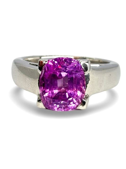 Élégante bague en or blanc sertie d’un saphir rose de 3 carats, symbole de féminité et de raffinement. Son éclat délicat et sa monture lumineuse subliment la pierre précieuse, idéale pour une demande en mariage, un anniversaire ou un cadeau d’exception. Bijou raffiné alliant luxe et élégance intemporelle.