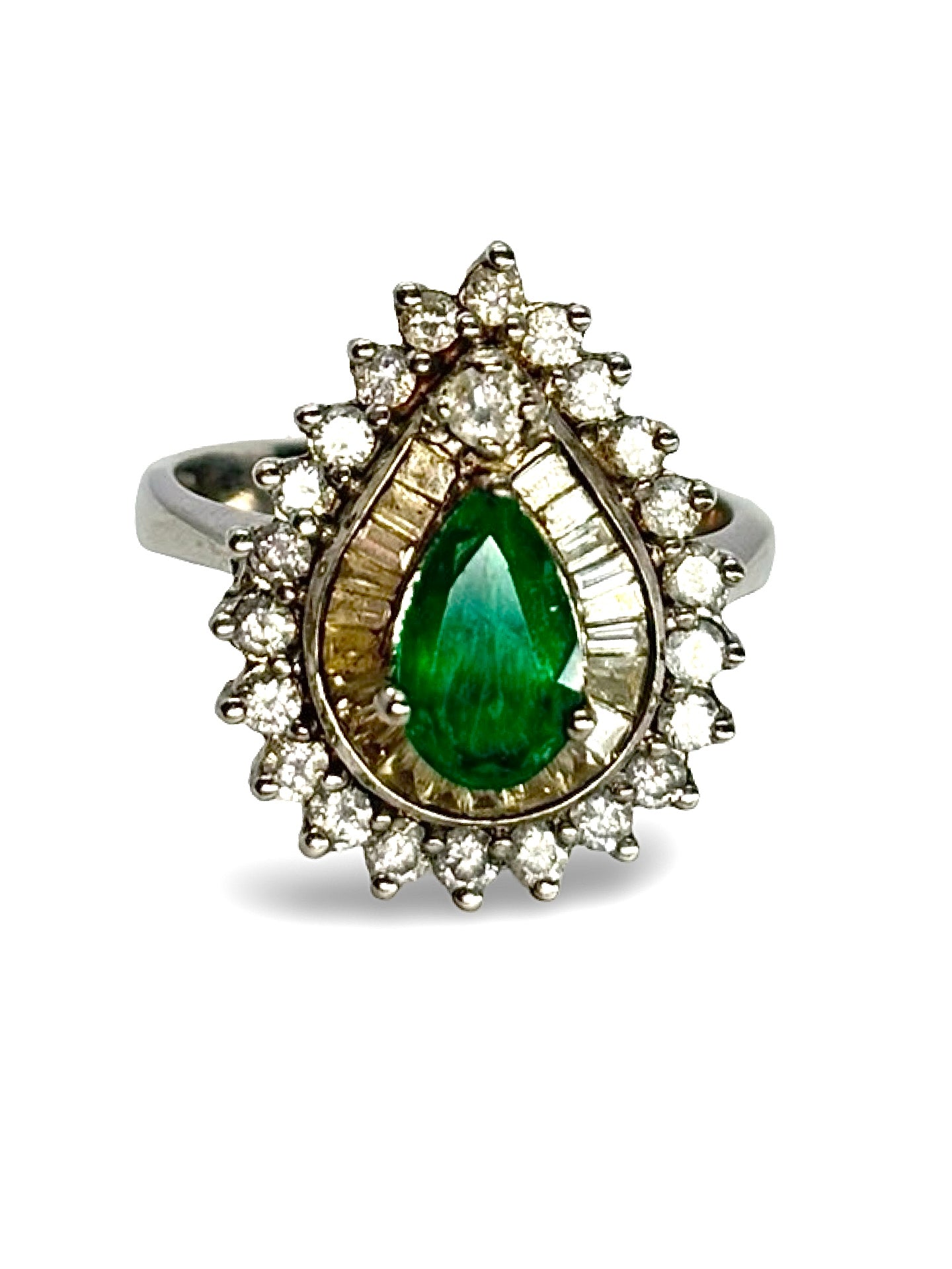 Bague en or blanc sertie d’une émeraude de 1,2 carat, mise en valeur par 1 carat de diamants scintillants. Ce bijou raffiné associe l’éclat vif de l’émeraude et la brillance des diamants pour créer une pièce élégante et intemporelle. Idéale pour sublimer la main avec une touche de luxe et de sophistication.