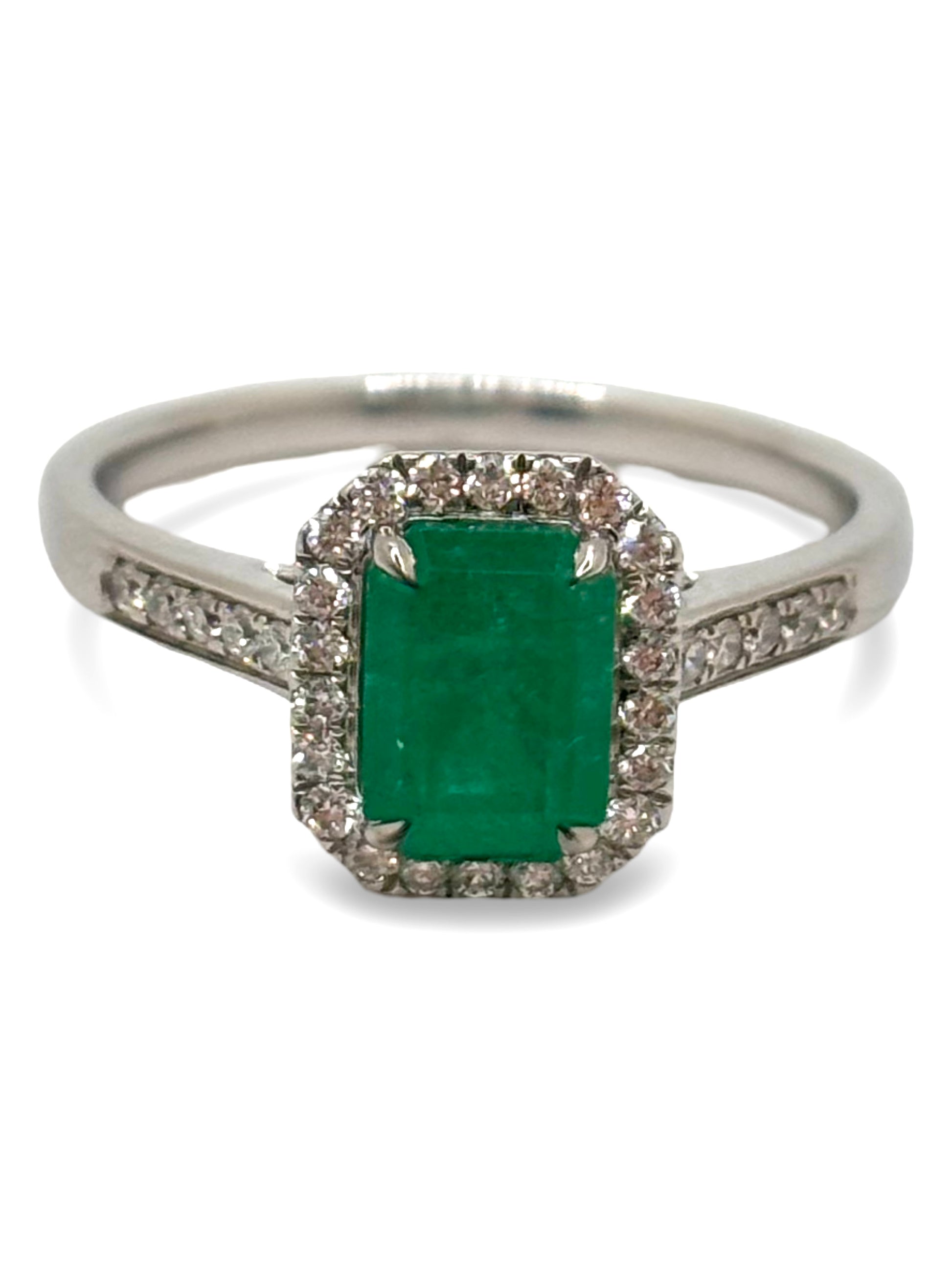 Bague en or blanc sertie d’une émeraude de 1 carat et de diamants brillants. Ce bijou raffiné met en valeur l’intensité de l’émeraude, sublimée par l’éclat des diamants, pour un rendu élégant et lumineux. Une bague de caractère, idéale pour les amateurs de joaillerie fine, de pierres précieuses et de pièces uniques au design intemporel.