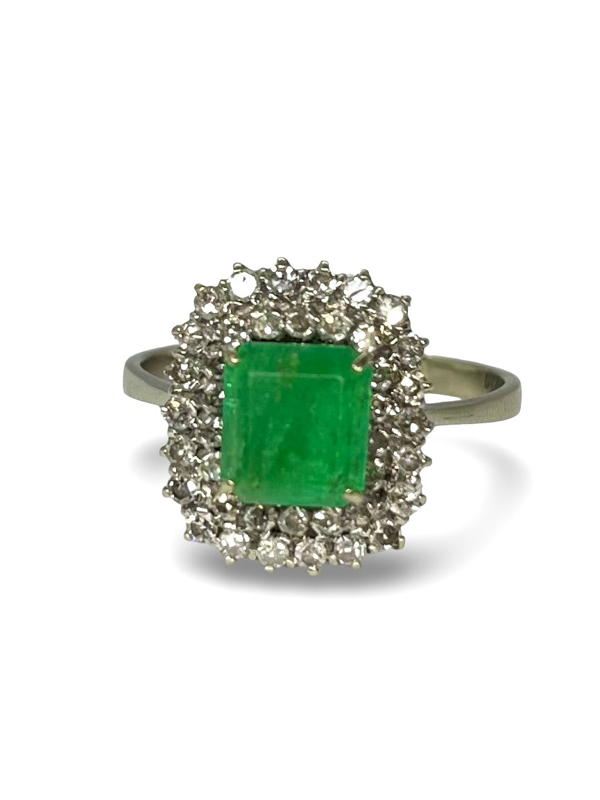 Bague en or blanc 18 carats sertie d’une émeraude de 2 carats et de diamants d’un total de 0,40 carat. Cette élégante bague fine allie la beauté intense de l’émeraude à l’éclat précieux des diamants, offrant un bijou sophistiqué et intemporel, parfait pour une occasion spéciale ou un cadeau raffiné.