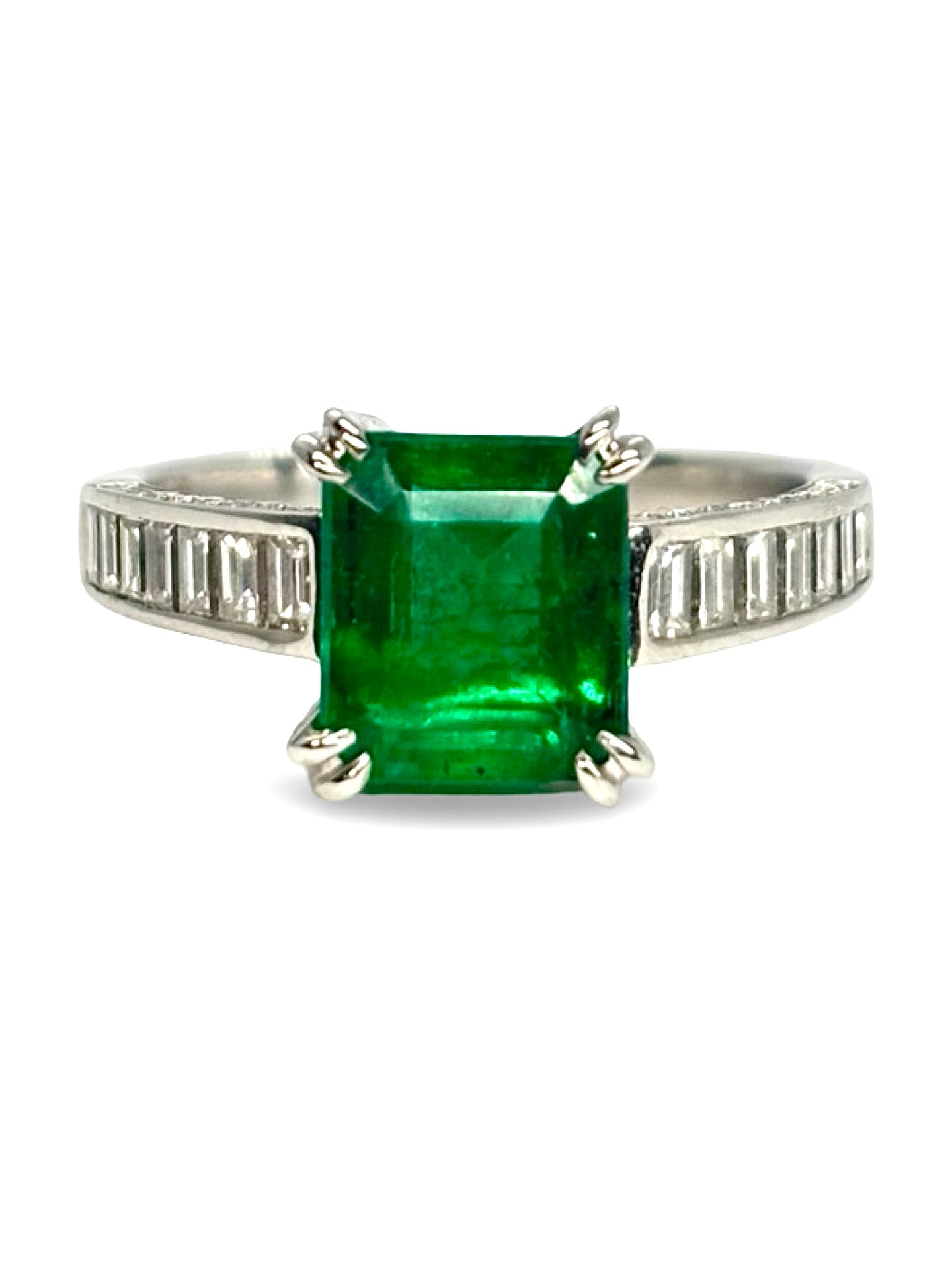 Bague en or blanc élégante, sertie d’une émeraude de 3 carats et de diamants totalisant 0,48 ct. Ce bijou raffiné allie l’éclat intense de l’émeraude à la brillance subtile des diamants, parfait pour un cadeau ou une occasion spéciale. Anneau précieux en or blanc, idéal pour les amateurs de pierres fines et de joaillerie de luxe.