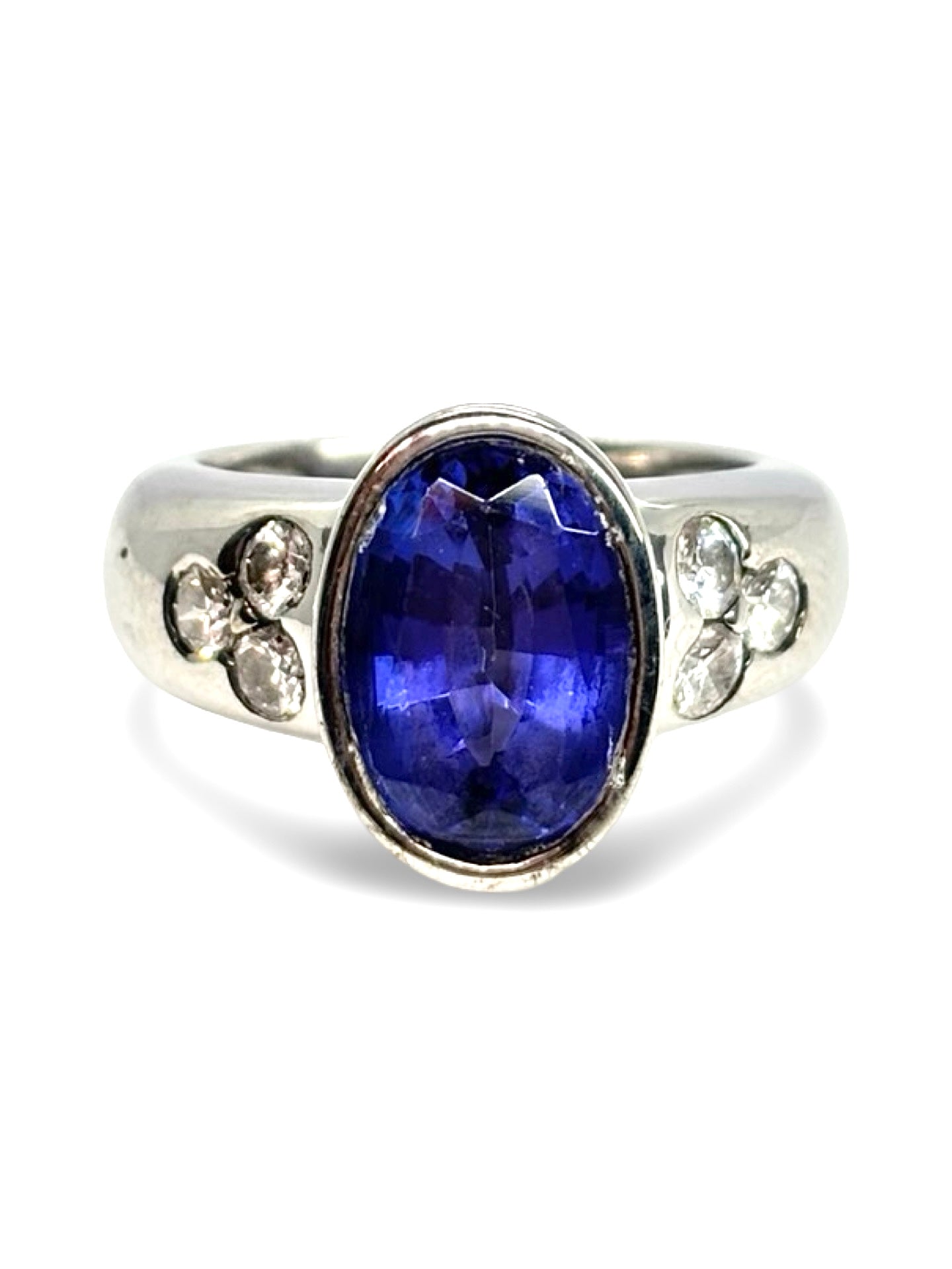 Bague en or blanc sertie d’une tanzanite de 5 carats, accompagnée de 0,6 carat de diamants étincelants. Ce bijou élégant met en valeur la profondeur bleutée de la tanzanite et l’éclat des diamants, offrant une pièce raffinée et intemporelle qui illumine la main avec charme et sophistication.