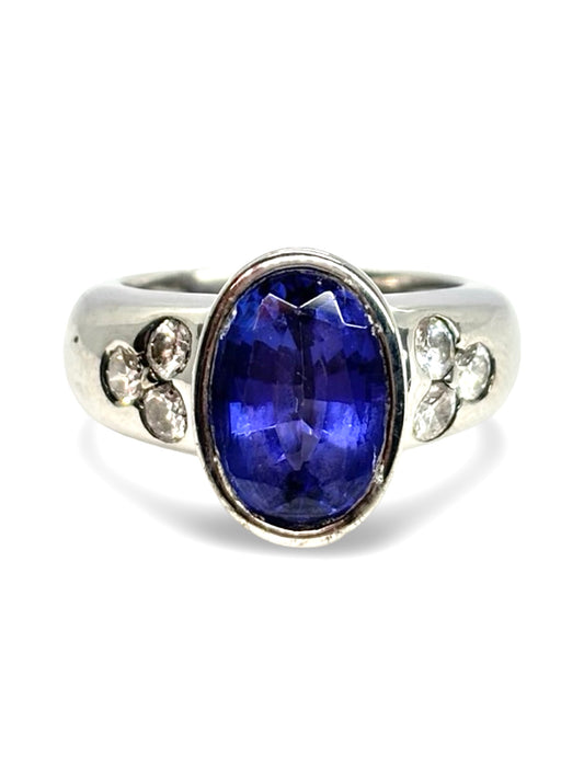 Bague en or blanc sertie d’une tanzanite de 5 carats, accompagnée de 0,6 carat de diamants étincelants. Ce bijou élégant met en valeur la profondeur bleutée de la tanzanite et l’éclat des diamants, offrant une pièce raffinée et intemporelle qui illumine la main avec charme et sophistication.