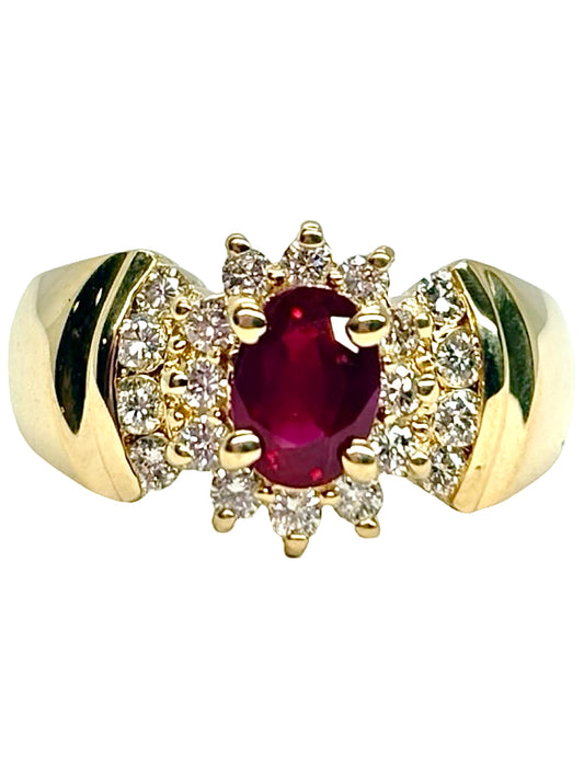 Bague en or jaune 14K sertie d’un rubis de 1 ct et de diamants naturels totalisant environ 0,50 ct. Cette bague de joaillerie associe la chaleur de l’or jaune 14 carats à l’intensité du rubis et à l’éclat des diamants. Son design élégant et raffiné met en valeur les pierres précieuses pour créer un bijou intemporel et sophistiqué. Une bague rubis et diamant idéale pour sublimer une tenue au quotidien ou lors d’une occasion spéciale.
