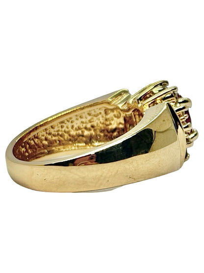 Bague en or jaune 14K sertie d’un rubis de 1 ct et de diamants naturels totalisant environ 0,50 ct. Cette bague de joaillerie associe la chaleur de l’or jaune 14 carats à l’intensité du rubis et à l’éclat des diamants. Son design élégant et raffiné met en valeur les pierres précieuses pour créer un bijou intemporel et sophistiqué. Une bague rubis et diamant idéale pour sublimer une tenue au quotidien ou lors d’une occasion spéciale.