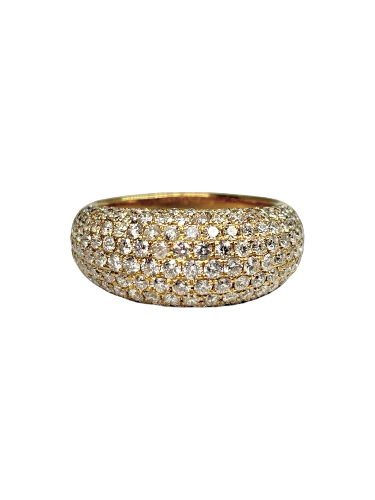 Bague en or jaune 18K (750‰) sertie de diamants totalisant 2,06 carats. Cette bague de luxe allie l'éclat chaleureux de l'or jaune à la brillance exceptionnelle des diamants pour offrir un bijou raffiné et intemporel. Idéale comme bague de fiançailles, bague de cérémonie ou cadeau d'exception, elle séduit par son élégance et son savoir-faire joaillier. Un modèle précieux conçu pour sublimer chaque occasion et traverser le temps avec élégance.