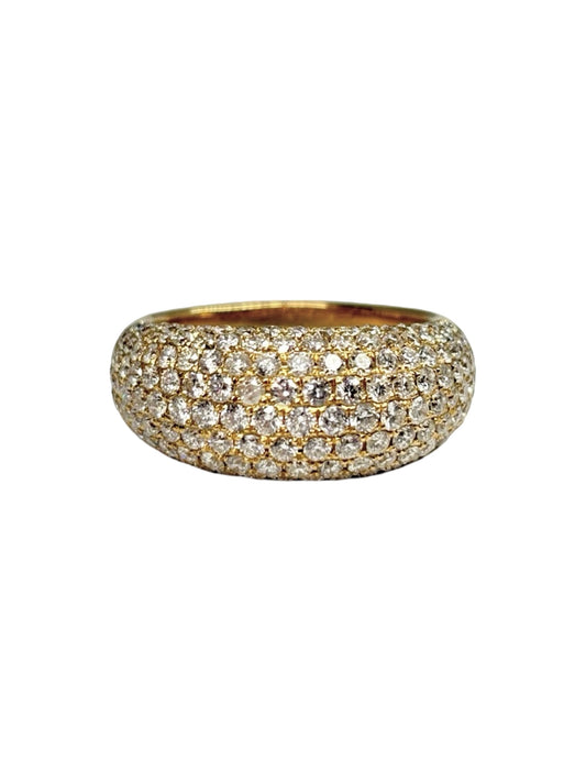 Bague en or jaune 18K (750‰) sertie de diamants totalisant 2,06 carats. Cette bague de luxe allie l'éclat chaleureux de l'or jaune à la brillance exceptionnelle des diamants pour offrir un bijou raffiné et intemporel. Idéale comme bague de fiançailles, bague de cérémonie ou cadeau d'exception, elle séduit par son élégance et son savoir-faire joaillier. Un modèle précieux conçu pour sublimer chaque occasion et traverser le temps avec élégance.