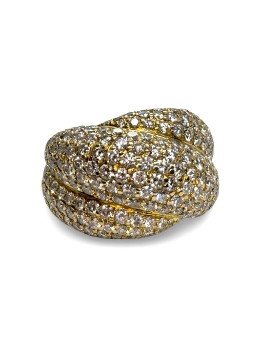Bague en or jaune 18K sertie de diamants totalisant 5,16 carats, cette création joaillière séduit par son éclat remarquable et son élégance intemporelle. Raffinée et lumineuse, elle met en valeur la chaleur de l’or jaune associée à la brillance des diamants. Une pièce précieuse idéale pour sublimer une collection de joaillerie ou marquer une occasion d’exception.