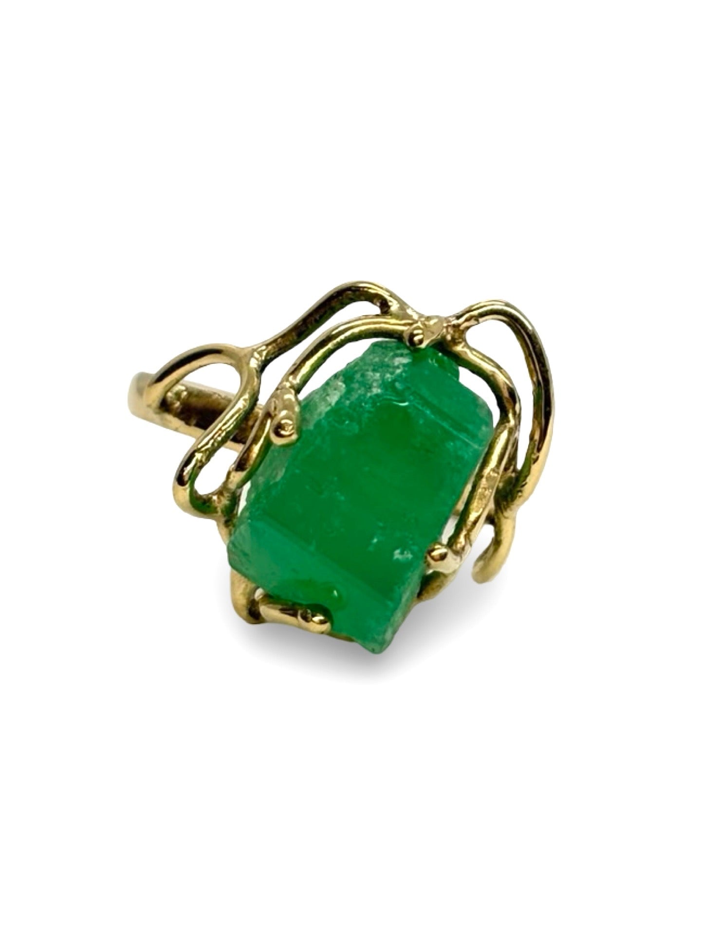 Bague en or jaune 18 carats ornée d’une émeraude brute, ce bijou authentique séduit par son caractère unique et son charme naturel. La teinte verte intense de la pierre brute contraste élégamment avec l’éclat chaleureux de l’or jaune. Originale et raffinée, cette bague met en valeur la beauté minérale de l’émeraude dans un style précieux, brut et intemporel.