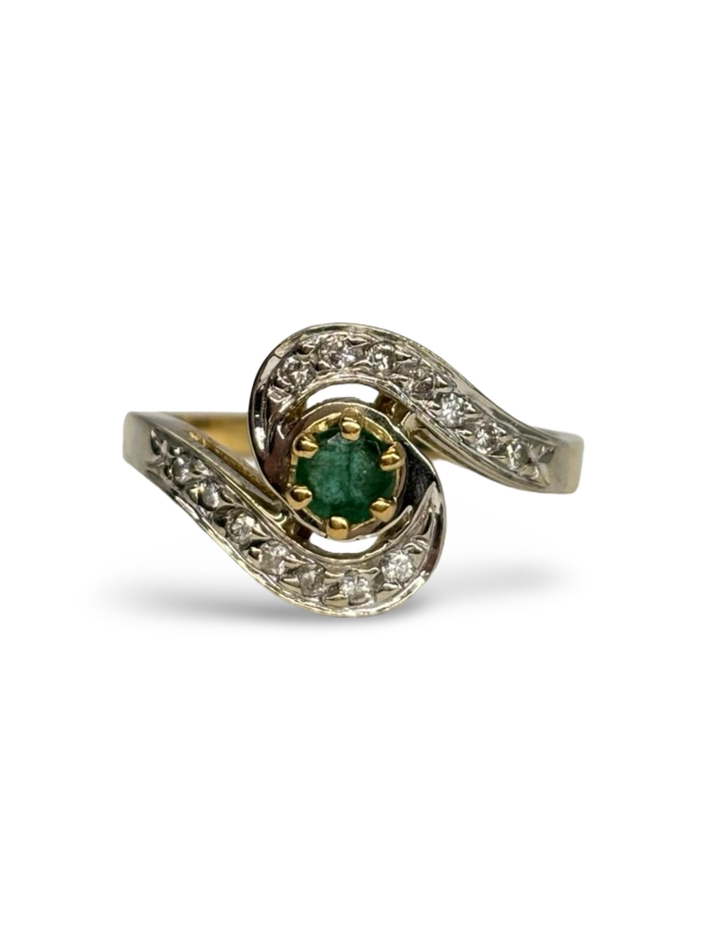 Bague en or jaune 18 carats sertie d’une émeraude de 0,20 carat, accompagnée de diamants pour un poids total de 0,10 carat. Ce bijou raffiné met en valeur l’intensité du vert de l’émeraude, sublimée par l’éclat des diamants. Son design intemporel en fait une bague élégante à porter au quotidien ou lors d’occasions spéciales. Elle s’associe facilement à d’autres bijoux en or jaune et constitue un cadeau précieux et raffiné.