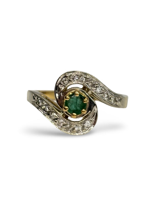 Bague en or jaune 18 carats sertie d’une émeraude de 0,20 carat, accompagnée de diamants pour un poids total de 0,10 carat. Ce bijou raffiné met en valeur l’intensité du vert de l’émeraude, sublimée par l’éclat des diamants. Son design intemporel en fait une bague élégante à porter au quotidien ou lors d’occasions spéciales. Elle s’associe facilement à d’autres bijoux en or jaune et constitue un cadeau précieux et raffiné.