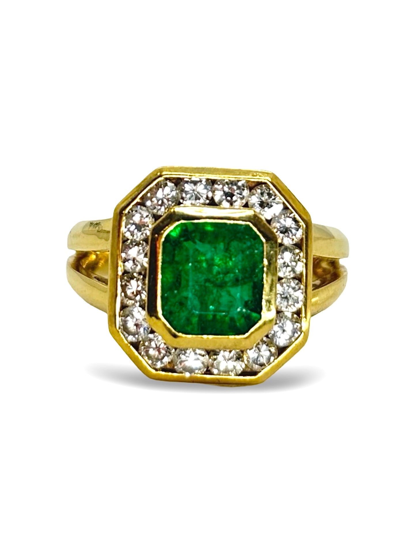 Bague en or jaune 18 carats sertie d’une émeraude naturelle de 1,80 carat, sublimée par des diamants totalisant 0,50 carat. Cette création raffinée met en valeur l’éclat du vert profond de l’émeraude associé à la brillance des diamants. Élégante et intemporelle, cette bague de joaillerie convient aussi bien pour une occasion spéciale que pour enrichir une collection de bijoux précieux. Design sophistiqué, finitions soignées et pierres de qualité.
