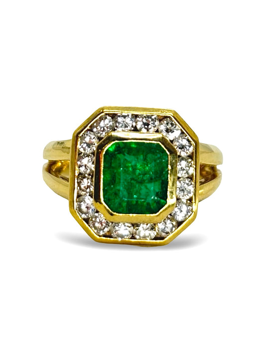 Bague en or jaune 18 carats sertie d’une émeraude naturelle de 1,80 carat, sublimée par des diamants totalisant 0,50 carat. Cette création raffinée met en valeur l’éclat du vert profond de l’émeraude associé à la brillance des diamants. Élégante et intemporelle, cette bague de joaillerie convient aussi bien pour une occasion spéciale que pour enrichir une collection de bijoux précieux. Design sophistiqué, finitions soignées et pierres de qualité.
