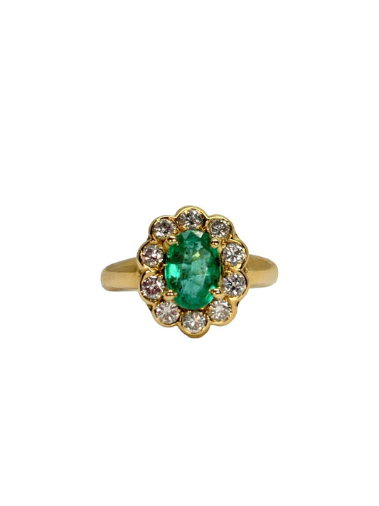 Bague en or jaune 18K (750/1000) sertie d'une magnifique émeraude naturelle de 2 ct, sublimée par des diamants naturels totalisant 0,50 ct. Son design élégant met en valeur l'intensité du vert de l'émeraude et l'éclat des diamants, offrant un bijou raffiné et intemporel. Idéale pour un cadeau d'exception, des fiançailles ou une collection de haute joaillerie, cette bague allie élégance, caractère et savoir-faire artisanal.