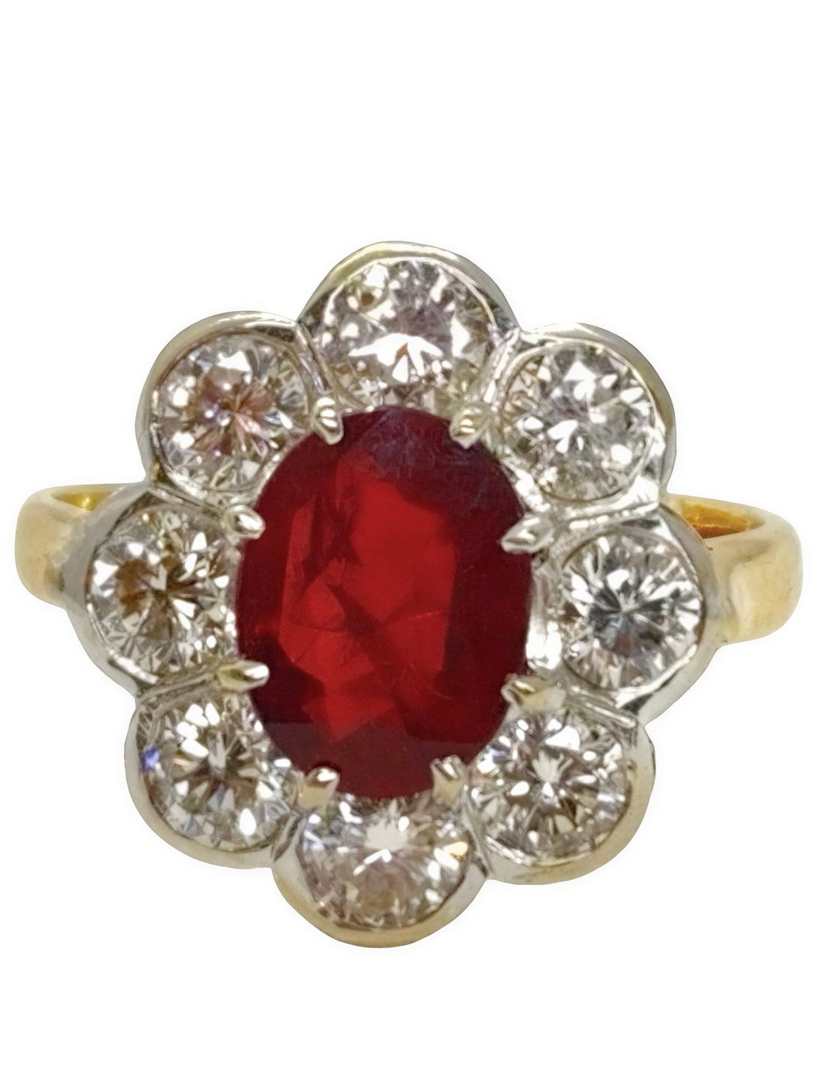 Bague en or jaune 18K sertie d’un rubis de 1,79 ct et ornée de diamants d’un poids total de 1,80 ct. Cette bague de joaillerie raffinée associe la chaleur de l’or jaune 18 carats à l’éclat des diamants et à la couleur intense du rubis. Un bijou précieux et élégant, idéal pour une occasion spéciale ou pour apporter une touche sophistiquée à une tenue. Une pièce intemporelle pour les amateurs de rubis, diamants et bijoux en or jaune.