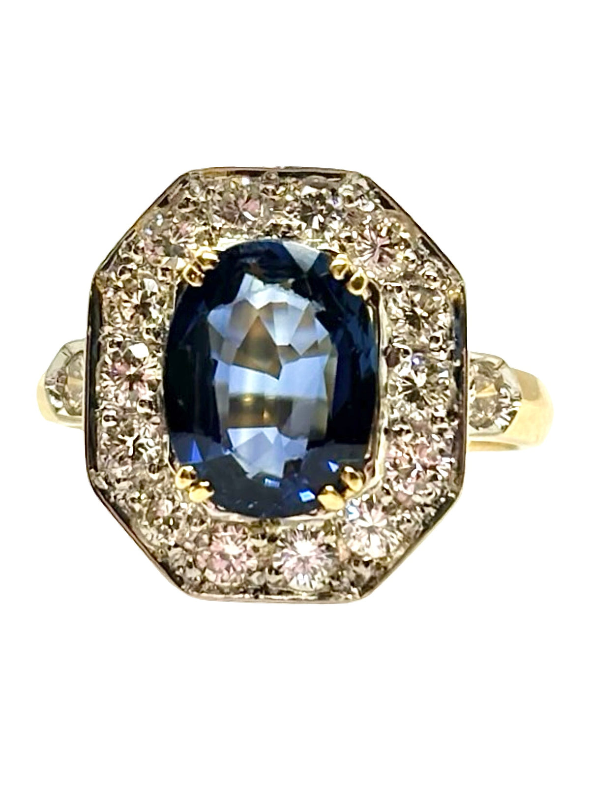 Bague en or jaune 18K sertie d’un saphir de 2,50 ct et de diamants naturels totalisant environ 0,70 ct. Cette bague de joaillerie associe la chaleur de l’or jaune 18 carats à l’intensité du saphir et à l’éclat des diamants. Son design raffiné met en valeur les pierres précieuses et offre une allure élégante et sophistiquée. Une bague saphir et diamant intemporelle, idéale pour sublimer une tenue au quotidien ou lors d’une occasion spéciale.