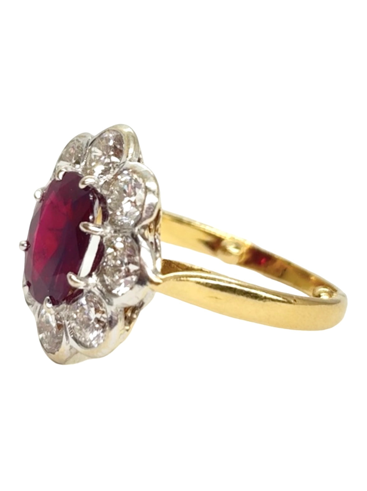 Bague en or jaune 18K sertie d’un rubis de 1,79 ct et ornée de diamants d’un poids total de 1,80 ct. Cette bague de joaillerie raffinée associe la chaleur de l’or jaune 18 carats à l’éclat des diamants et à la couleur intense du rubis. Un bijou précieux et élégant, idéal pour une occasion spéciale ou pour apporter une touche sophistiquée à une tenue. Une pièce intemporelle pour les amateurs de rubis, diamants et bijoux en or jaune.