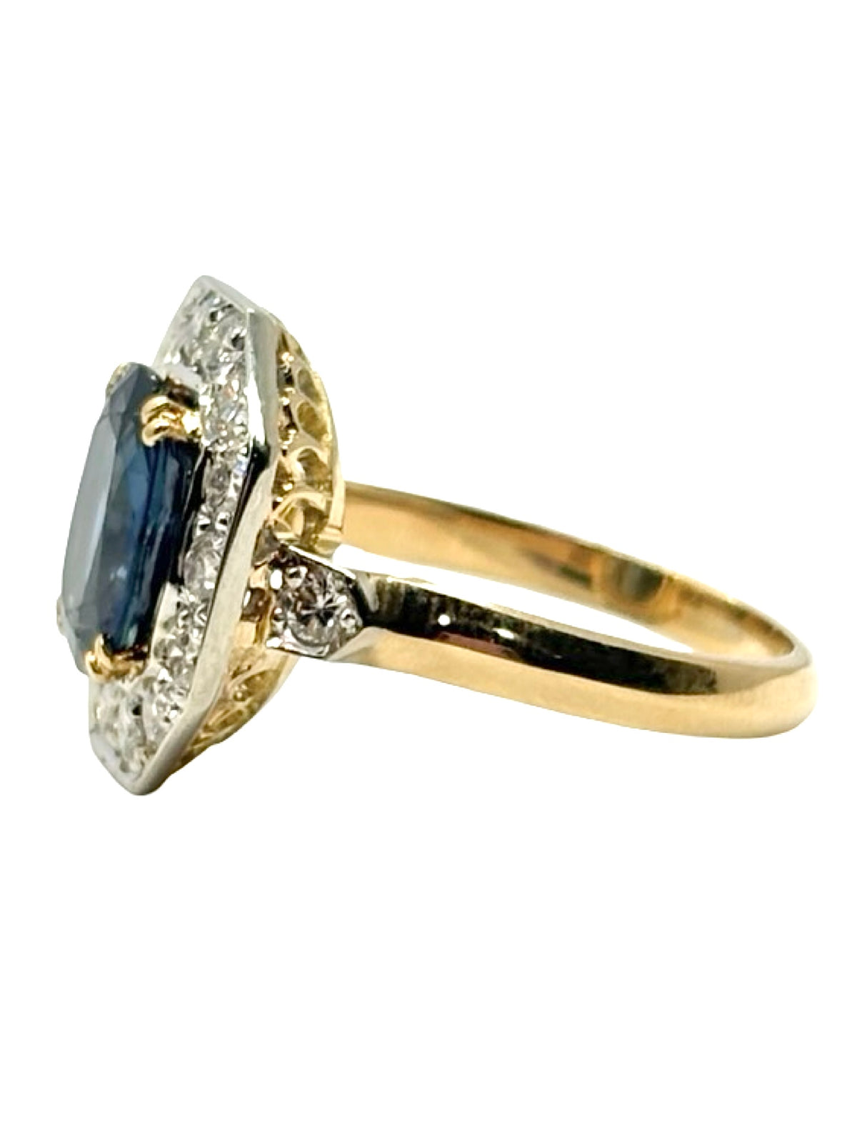 Bague en or jaune 18K sertie d’un saphir de 2,50 ct et de diamants naturels totalisant environ 0,70 ct. Cette bague de joaillerie associe la chaleur de l’or jaune 18 carats à l’intensité du saphir et à l’éclat des diamants. Son design raffiné met en valeur les pierres précieuses et offre une allure élégante et sophistiquée. Une bague saphir et diamant intemporelle, idéale pour sublimer une tenue au quotidien ou lors d’une occasion spéciale.