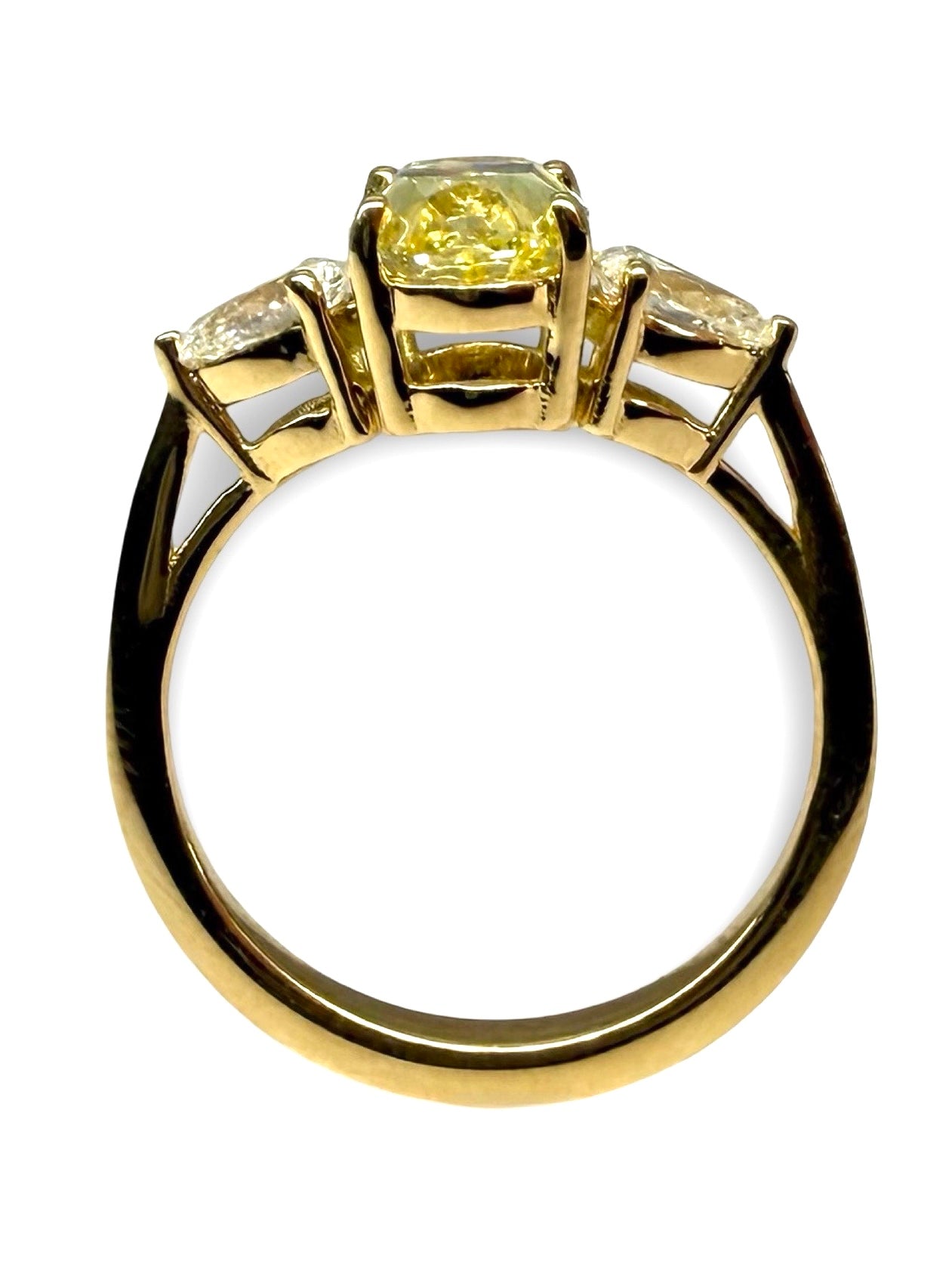 Bague en or jaune 18 carats sertie d’un diamant Fancy Intense Yellow de 1,77 ct, taillé avec précision. Pièce d’exception au design élégant, idéale pour un bijou de fiançailles ou une collection. Le diamant jaune intense offre une couleur rare et vibrante. Monture raffinée mettant en valeur la pierre centrale. Bijou de luxe unique.