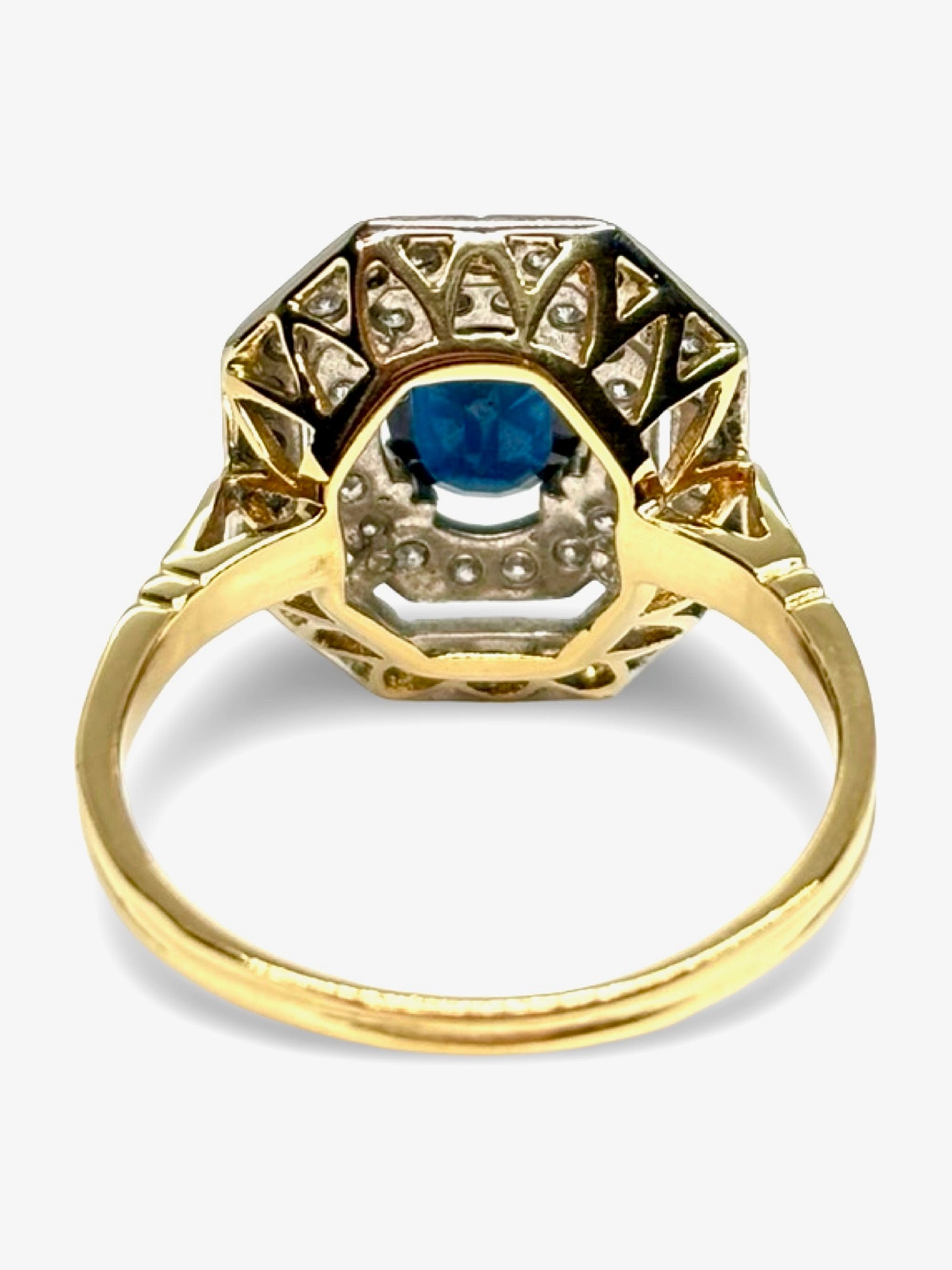 Bague en or jaune 18 carats sertie d’un saphir bleu naturel de 1 carat, entouré de diamants pour un total de 0,42 carat. Bijou de joaillerie élégant et intemporel, idéal pour fiançailles, anniversaire ou cadeau précieux. Le contraste entre l’or jaune lumineux, le bleu profond du saphir et l’éclat des diamants souligne un style raffiné et précieux.