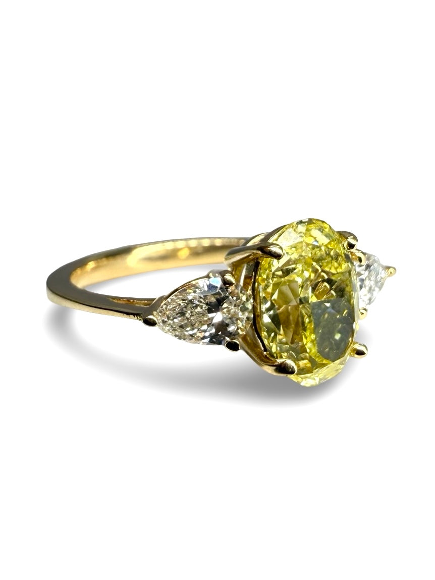 Bague en or jaune 18 carats sertie d’un diamant Fancy Intense Yellow de 1,77 ct, taillé avec précision. Pièce d’exception au design élégant, idéale pour un bijou de fiançailles ou une collection. Le diamant jaune intense offre une couleur rare et vibrante. Monture raffinée mettant en valeur la pierre centrale. Bijou de luxe unique.