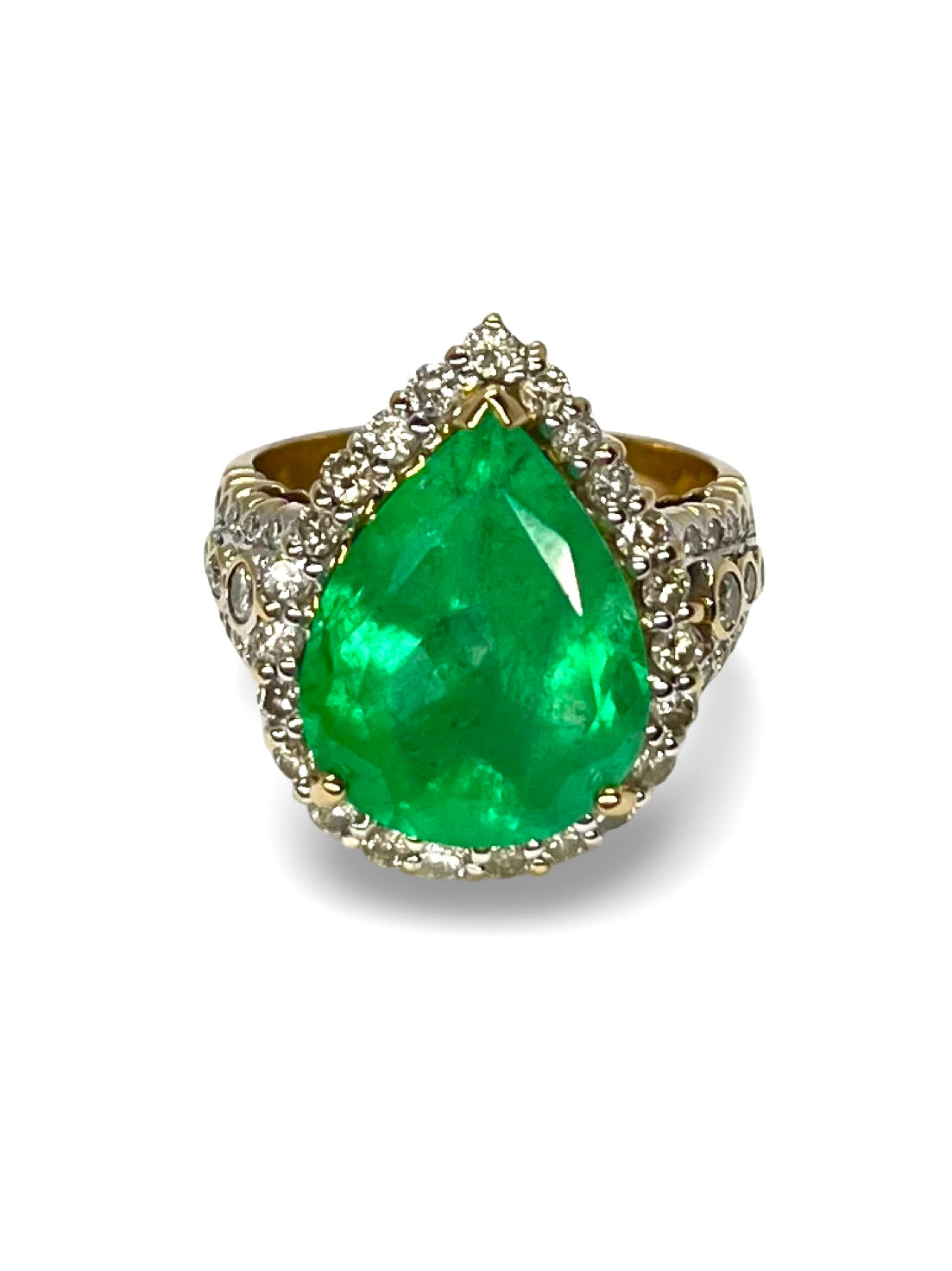 Bague en or jaune sertie d’une émeraude de Colombie de 6,55 ct, sublimée par 0,70 ct de diamants éclatants. Une création d’exception alliant élégance, rareté et savoir-faire joaillier. Idéale pour sublimer chaque moment avec raffinement. (399 caractères)