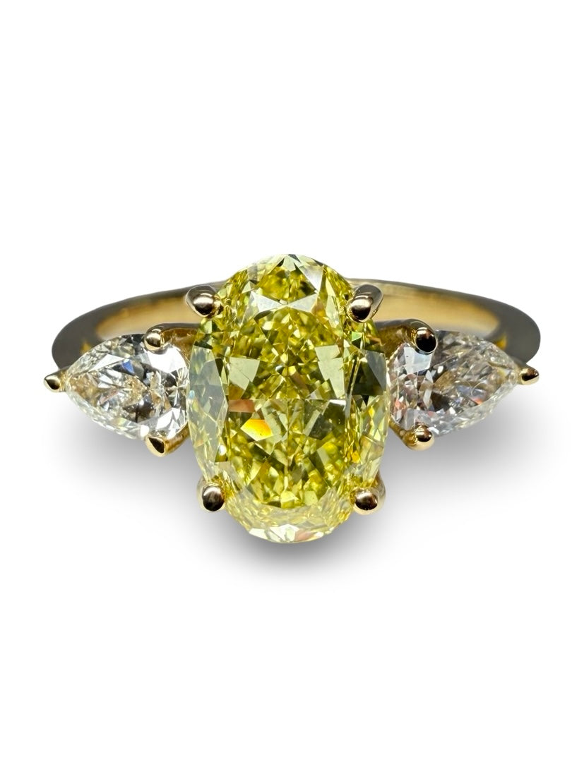 Bague en or jaune 18 carats sertie d’un diamant Fancy Intense Yellow de 1,77 ct, taillé avec précision. Pièce d’exception au design élégant, idéale pour un bijou de fiançailles ou une collection. Le diamant jaune intense offre une couleur rare et vibrante. Monture raffinée mettant en valeur la pierre centrale. Bijou de luxe unique.