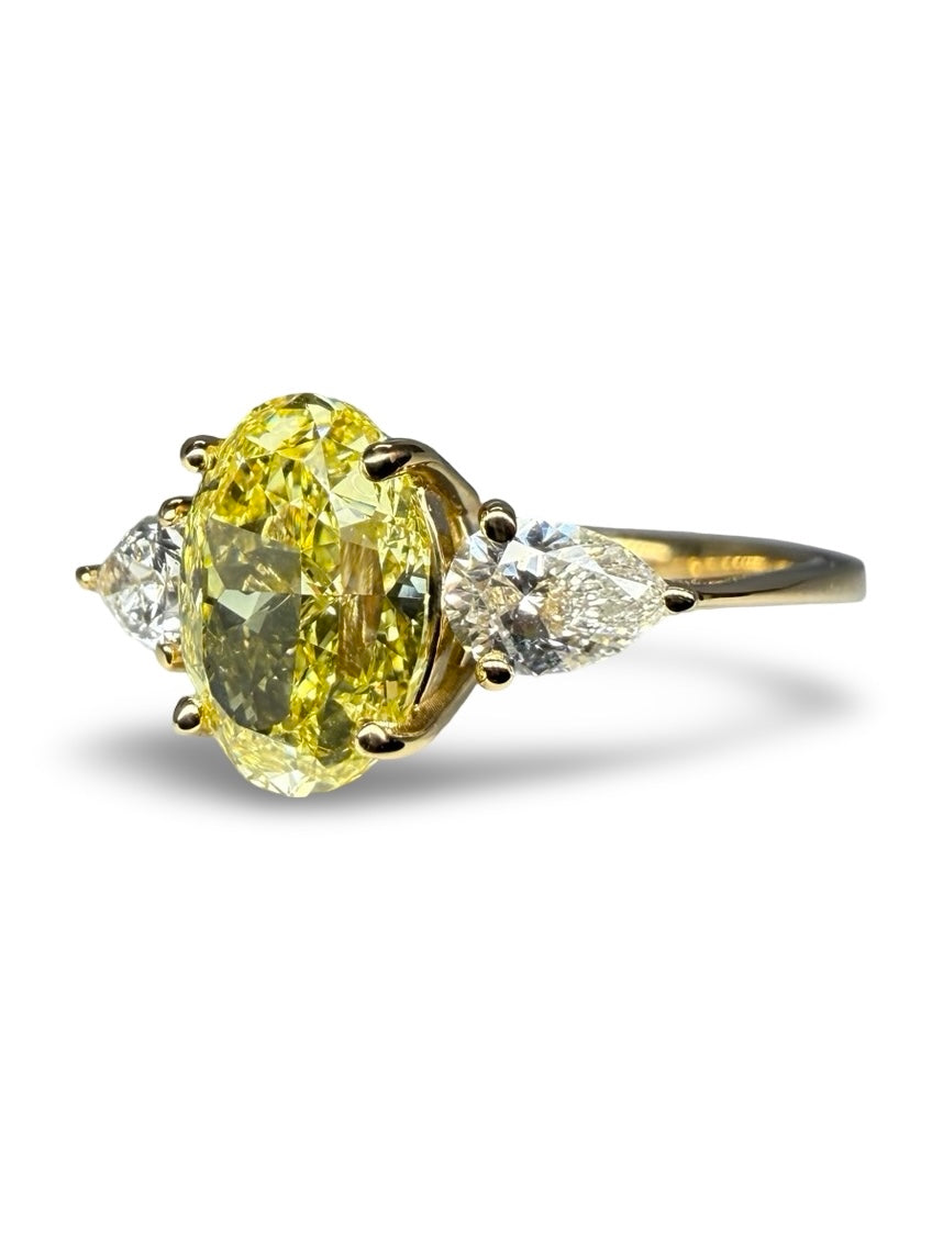 Bague en or jaune 18 carats sertie d’un diamant Fancy Intense Yellow de 1,77 ct, taillé avec précision. Pièce d’exception au design élégant, idéale pour un bijou de fiançailles ou une collection. Le diamant jaune intense offre une couleur rare et vibrante. Monture raffinée mettant en valeur la pierre centrale. Bijou de luxe unique.